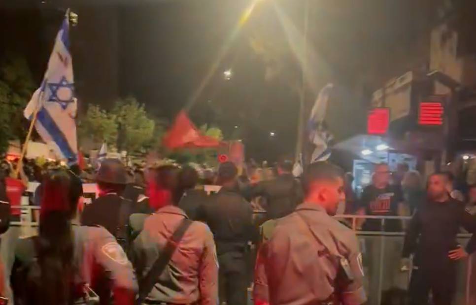 Demo di ibu kota Tel Aviv, Israel, menuntut sandera segera bebas. (dok. X @alkassimm)