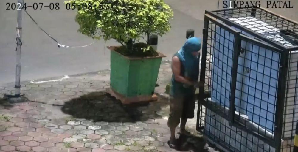 Pencuri Baterai Gardu Listrik Terekam CCTV di Patal Palembang