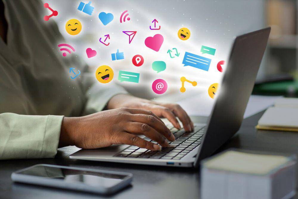 ilustrasi interaksi social media (freepik.com/freepik)
