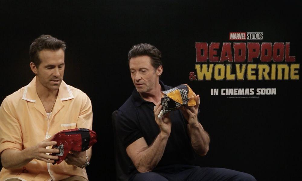 ⁠⁠Ryan Reynolds dan Hugh Jackman Dapat Kain Batik hingga Blangkon