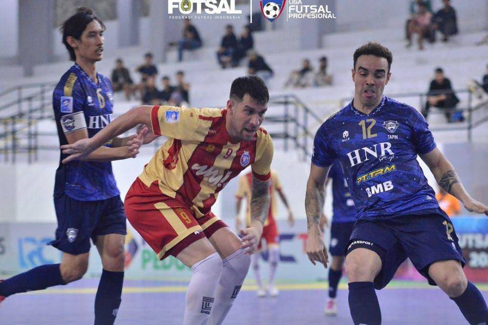 Unggul FC (kuning) dalam laga menghadapi Fafage Banua pada pekan ke-18 Liga Futsal Profesional 2023/2024. (instagram.com/federasifutsal_id)