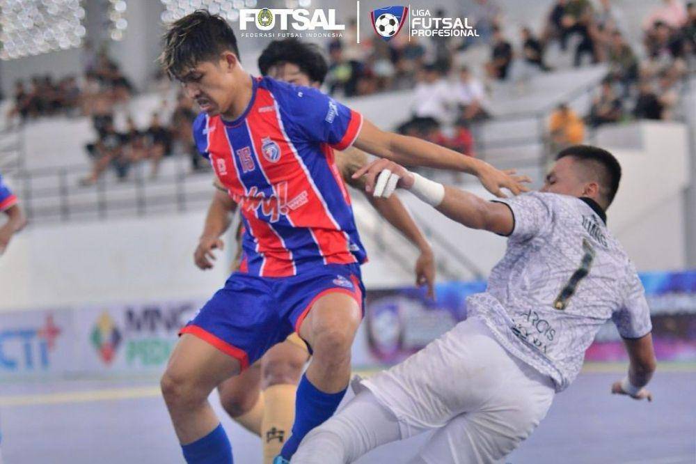 Unggul FC (biru) dalam laga menghadapi Pendekar United FC pada pekan ke-18 Liga Futsal Profesional 2023/2024. (instagram.com/federasifutsal_id)
