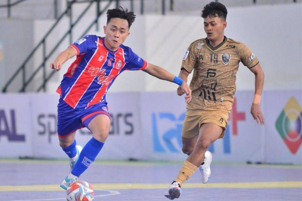 Unggul FC (biru) dalam laga menghadapi Pendekar United FC pada pekan ke-18 Liga Futsal Profesional 2023/2024. (instagram.com/federasifutsal_id)