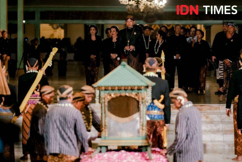 Peringatan Malam 1 Suro di Pura Mangkunegaran, Surakarta, Jawa Tengah (IDN Times/Herka Yanis)