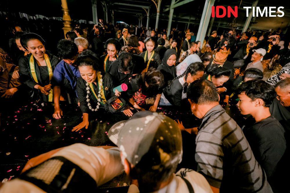 Peringatan Malam 1 Suro di Pura Mangkunegaran, Surakarta, Jawa Tengah (IDN Times/Herka Yanis)