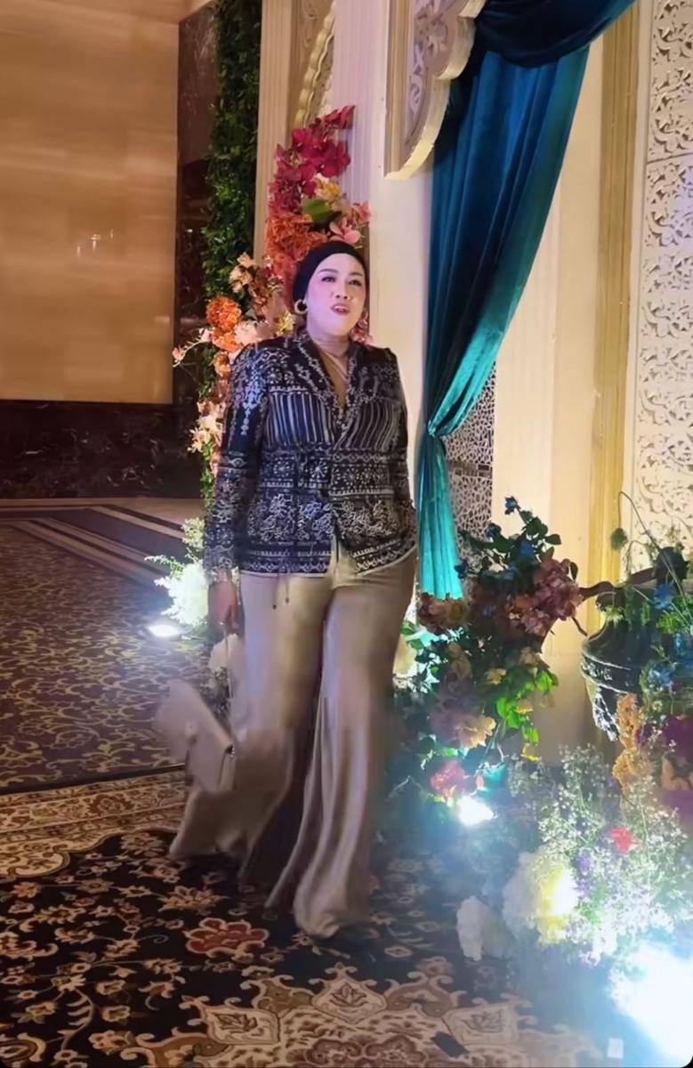 Gaya Seleb di Resepsi Nikah Chand Kelvin-Dea Sahirah (instagram.com/ellysugigi_real_)