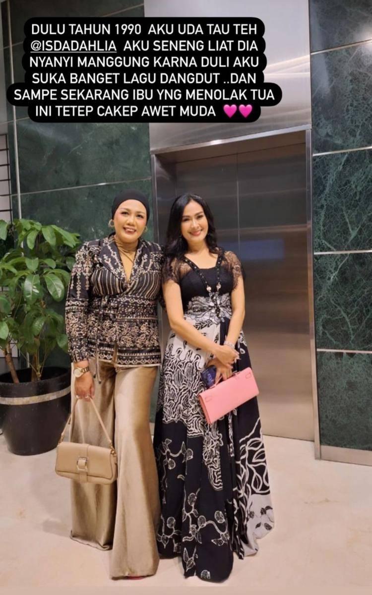 Gaya Seleb di Resepsi Nikah Chand Kelvin-Dea Sahirah (instagram.com/ellysugigi_real_)