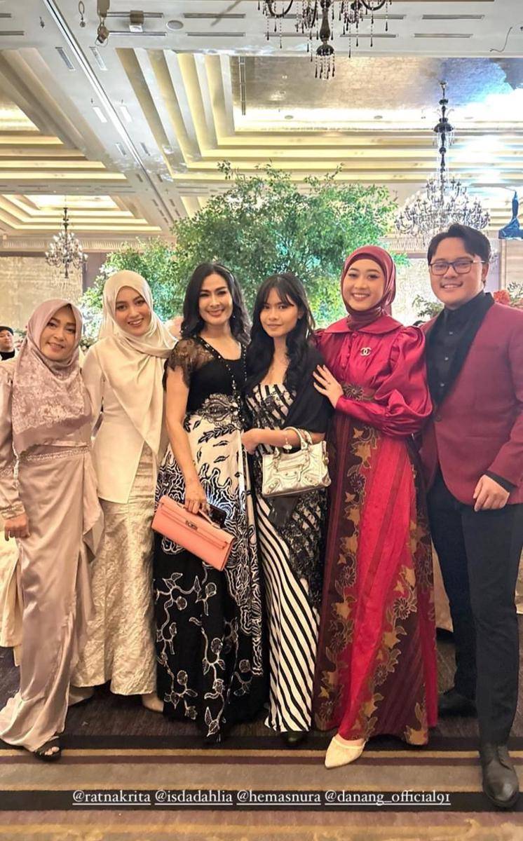 Gaya Seleb di Resepsi Nikah Chand Kelvin-Dea Sahirah (instagram.com/nblh.ayu)