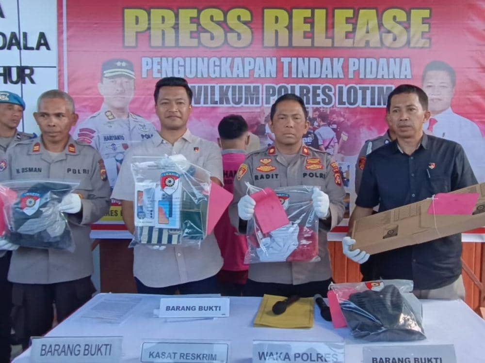 Polisi saat menunjukkan barang bukti kasus pembunuhan (IDN Times/Ruhaili)