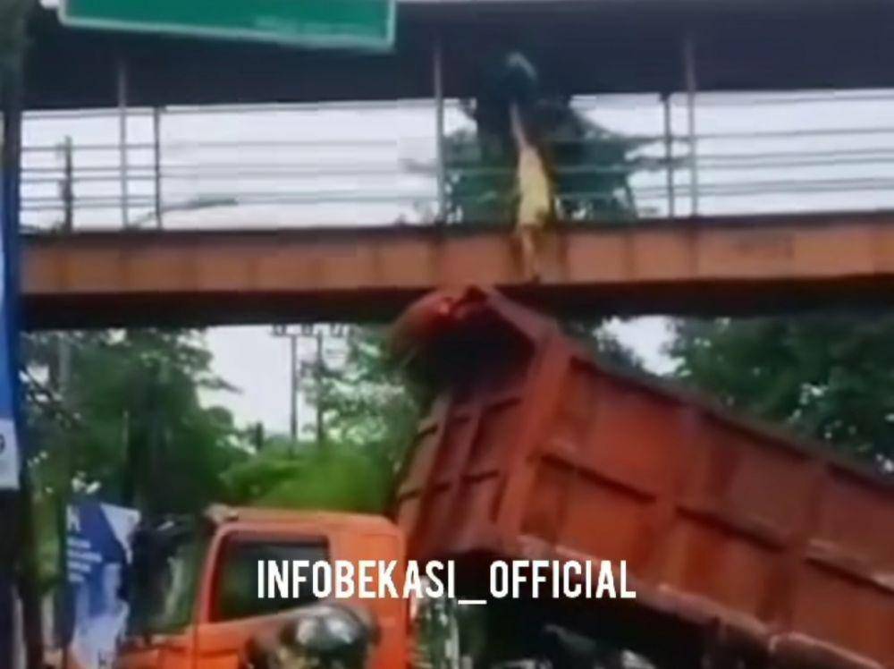 Sopir truk sampah bantu evakuasi wanita yang ingin menjatuhkan diri dari JPO di Bekasi. (instagram Infobekasi_official)