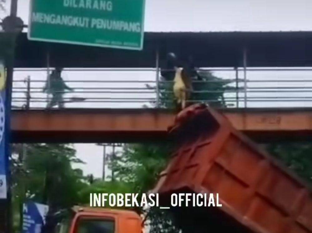 Sopir truk sampah bantu evakuasi wanita yang ingin menjatuhkan diri dari JPO di Bekasi. (instagram Infobekasi_official)