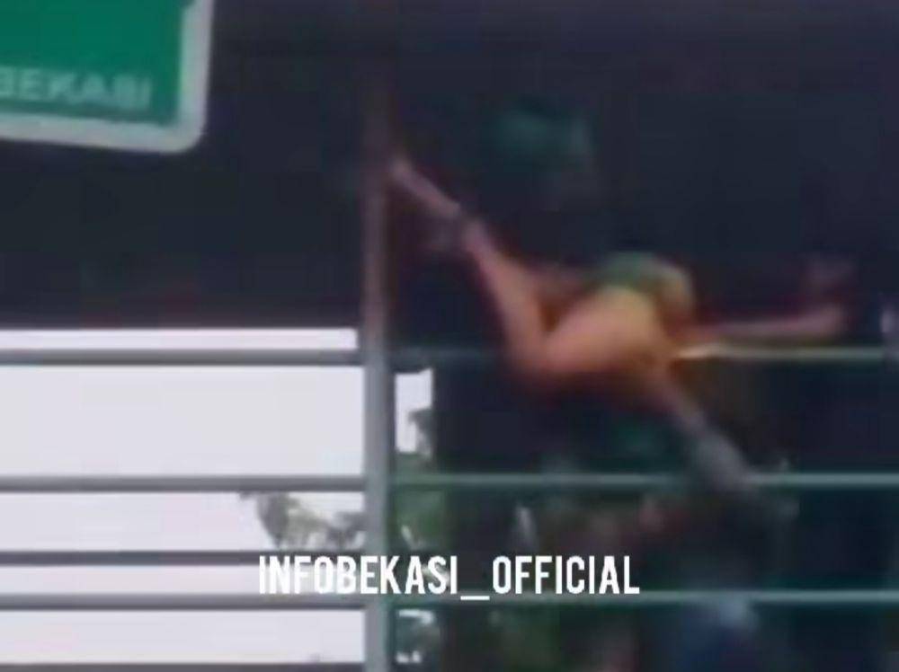 Sopir truk sampah bantu evakuasi wanita yang ingin menjatuhkan diri dari JPO di Bekasi. (instagram Infobekasi_official)