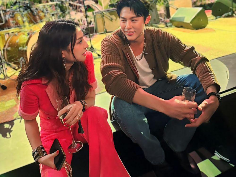 7 Potret Reuni Mark Prin dan Mew Nittha di Acara Chanel Summer Tour