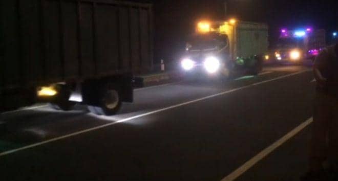 Rombongan truk di kawasan Jembatan Kretek II Bantul. (dok. istimewa)