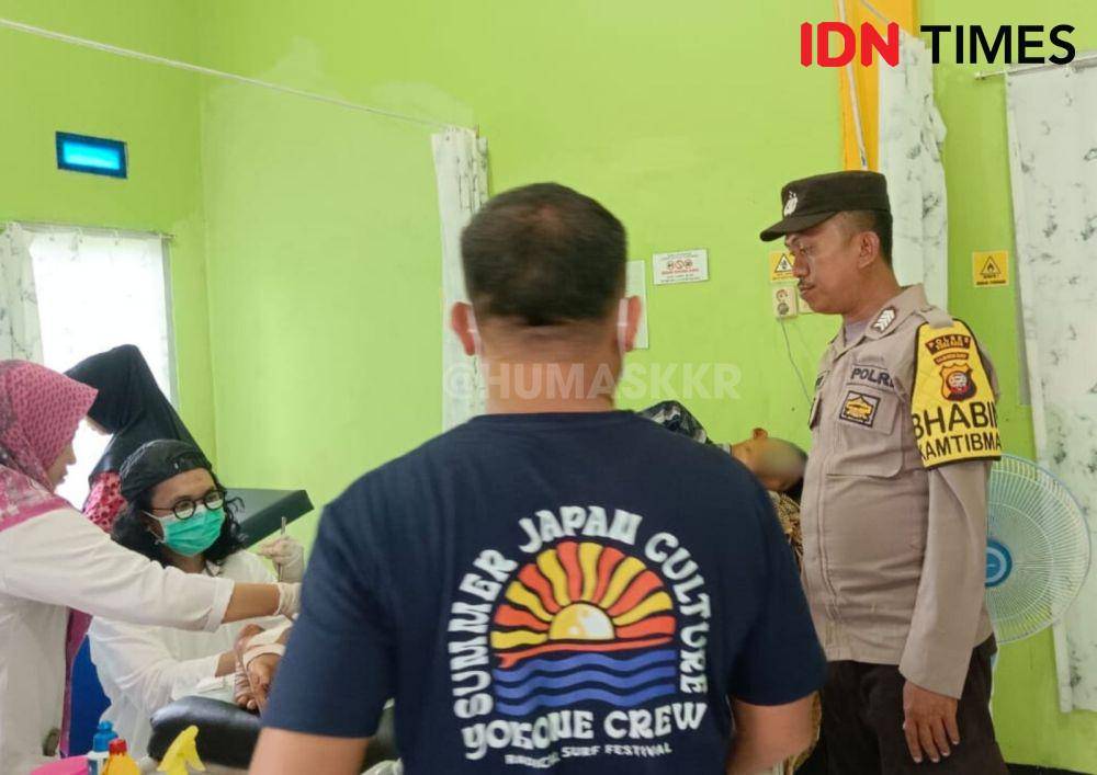 Korban diterkam buaya dilakukan perawatan medis ke Puskesmas. (IDN Times/Polres Kubu Raya).