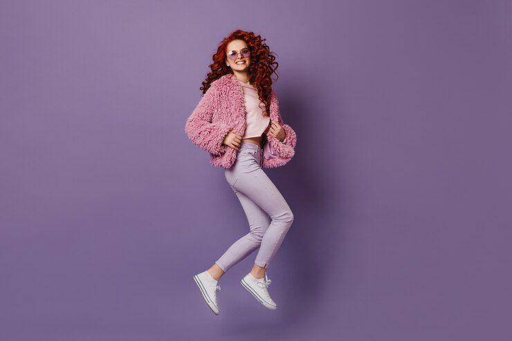 ilustrasi wanita dengan skinny pants (freepik.com/lookstudio)