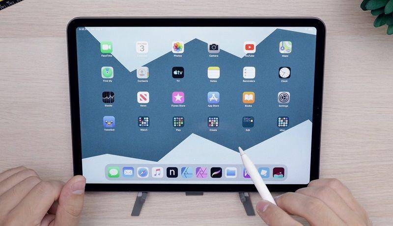 ilsutrasi menggunakan iPad Pro untuk bekerja (unsplash.com/Daniel Romero)