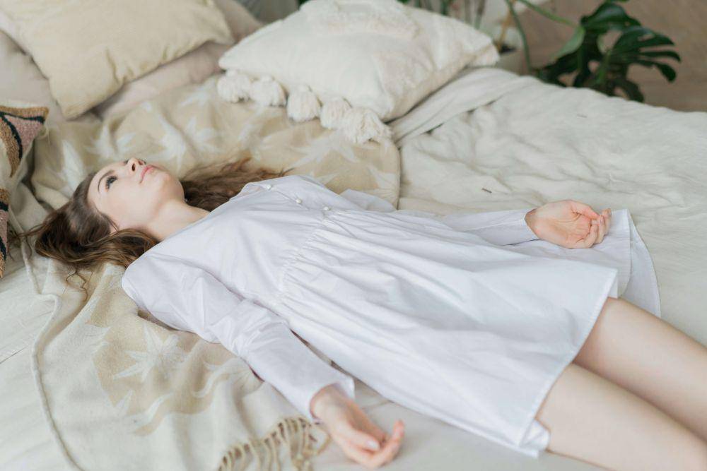 ilustrasi tidur telentang (unsplash.com/Erinada Valpurgieva)