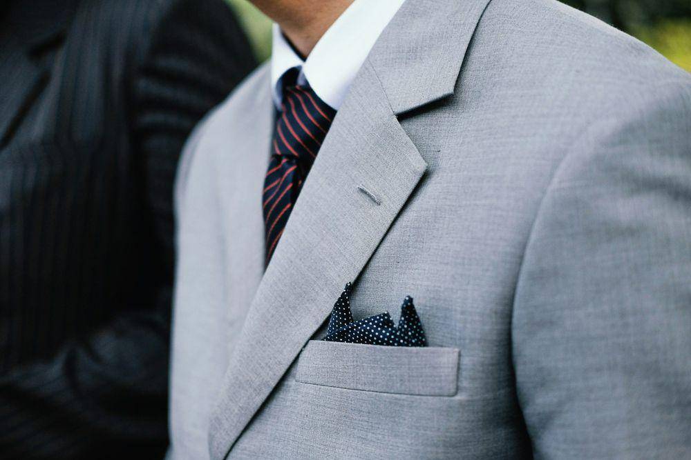 Ilustrasi notch lapel (unsplash.com/Hardini Lestari)