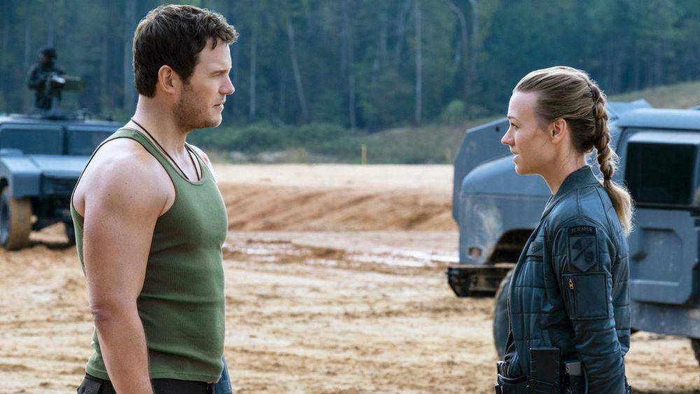 Chris Pratt dan Yvonne Strahovski dalam film The Tomorrow War. (dok. Prime Video/The Tomorrow War)
