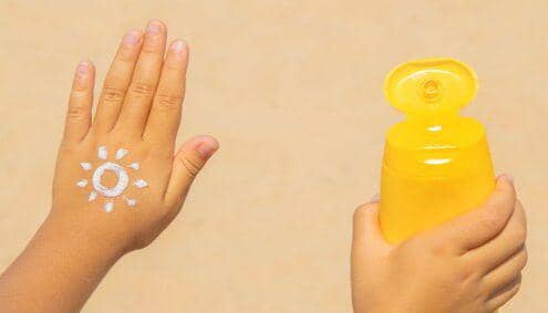 ilustrasi sunscreen untuk perlindungan kulit dari sinar UV (freepik.com/yanadjana)