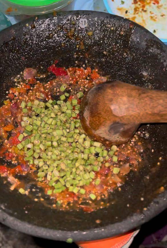 Sambal oprak menu spesial di warung Tombo Luwe Mbah Umar Mojokerto. Instagram/updatemojokerto