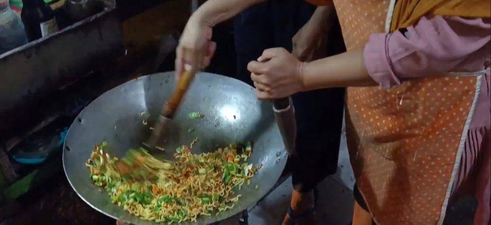 Proses pembuatan nasi goreng di warung krengsengan Cak Sabar Mojokerto. Youtube/Aldo Adela