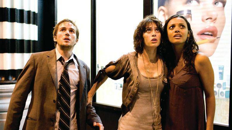 Mike Vogel, Lizzy Caplan, dan Jessica Lucas dalam film Cloverfield. (dok. Paramount Pictures/Cloverfield)