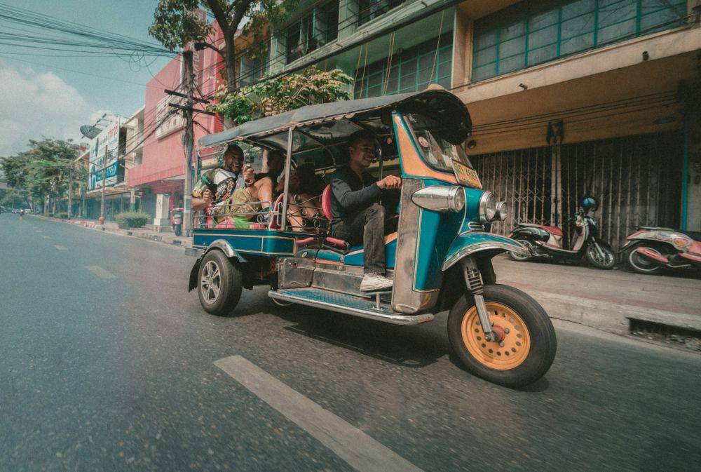 ilustrasi tuk tuk (unsplash.com/Jakob Owens)