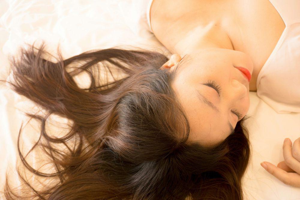 4 Tips Produk Skincare Malam Bekerja Maksimal, Gak Nempel di Bantal