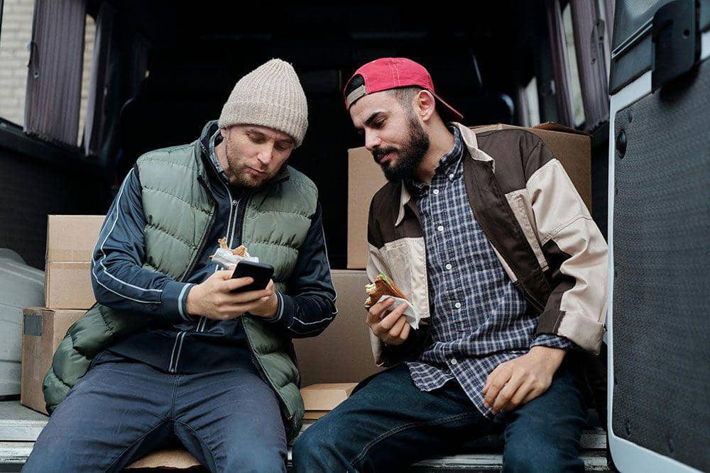 ilustrasi makan bersama teman (pexels.com/TigerLily)