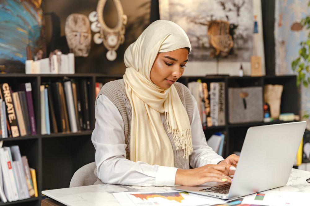 3 Tips Nyaman Mengenakan Pashmina Seharian, Mood Terjaga!