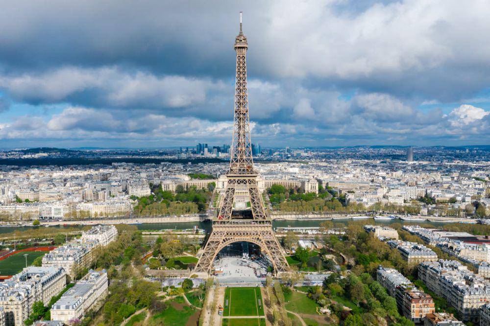 Eiffel Tower, Prancis (pexels.com/Mikhail Nilov)