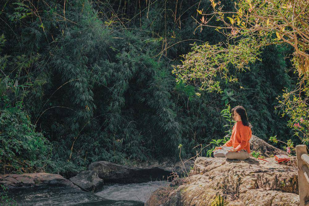 ilustrasi yoga di alam (pexels.com/Min An)