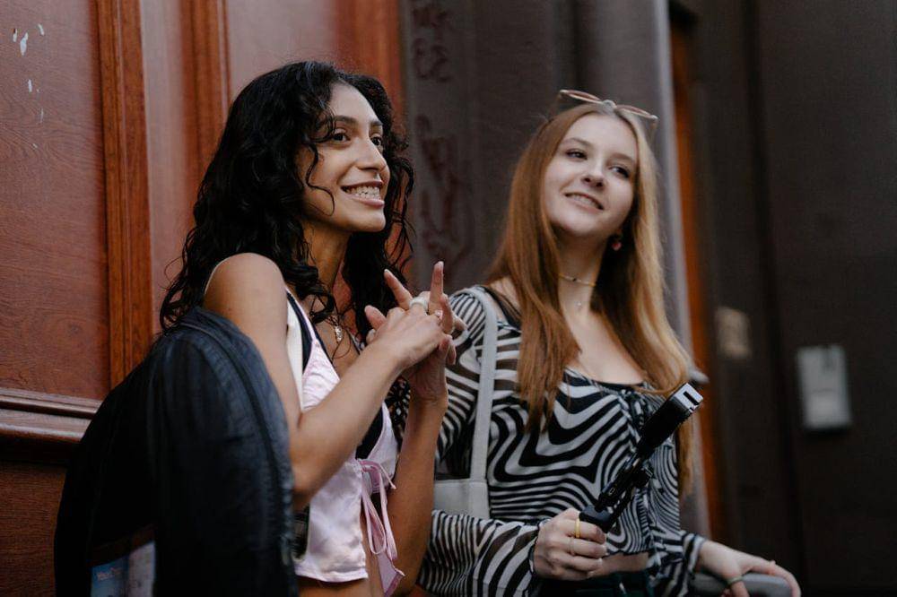 ilustrasi dua bersaudari (pexels.com/Mizuno K)