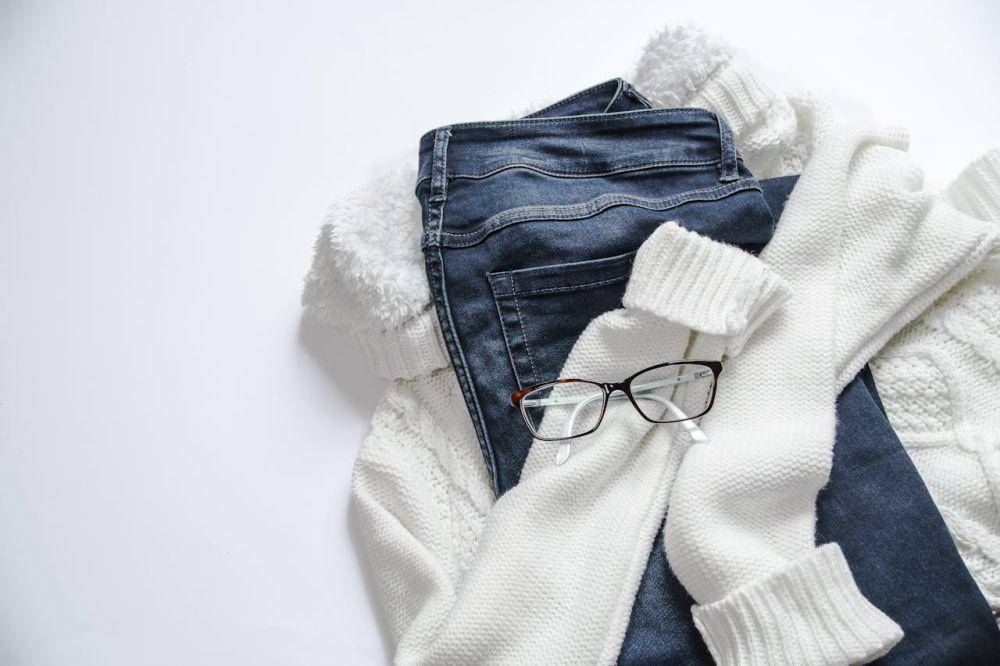 ilustrasi turtleneck dan jeans (pexels.com/Ylanite Koppens)