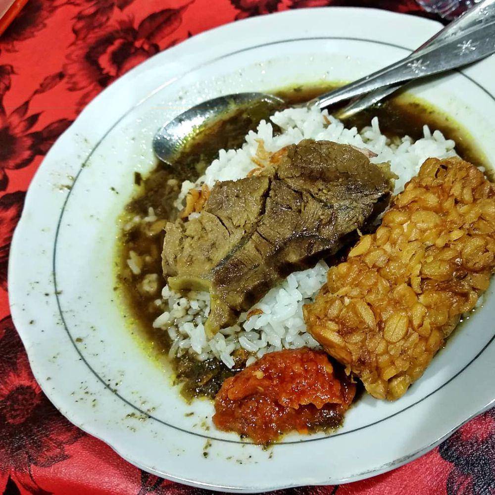 Menu nasi rawon di warung Abunawas Mojokerto. Instagram/sembarang