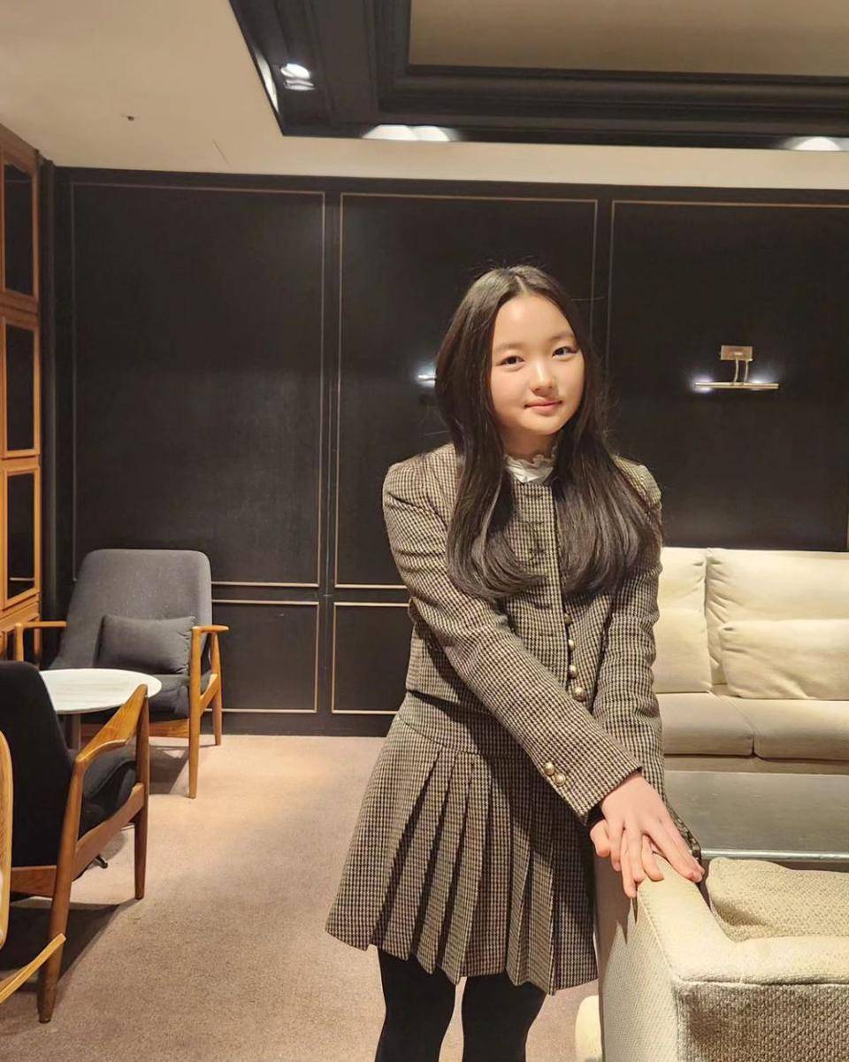 Choi Yu Ri (instagram.com/choi_yuri.0212)