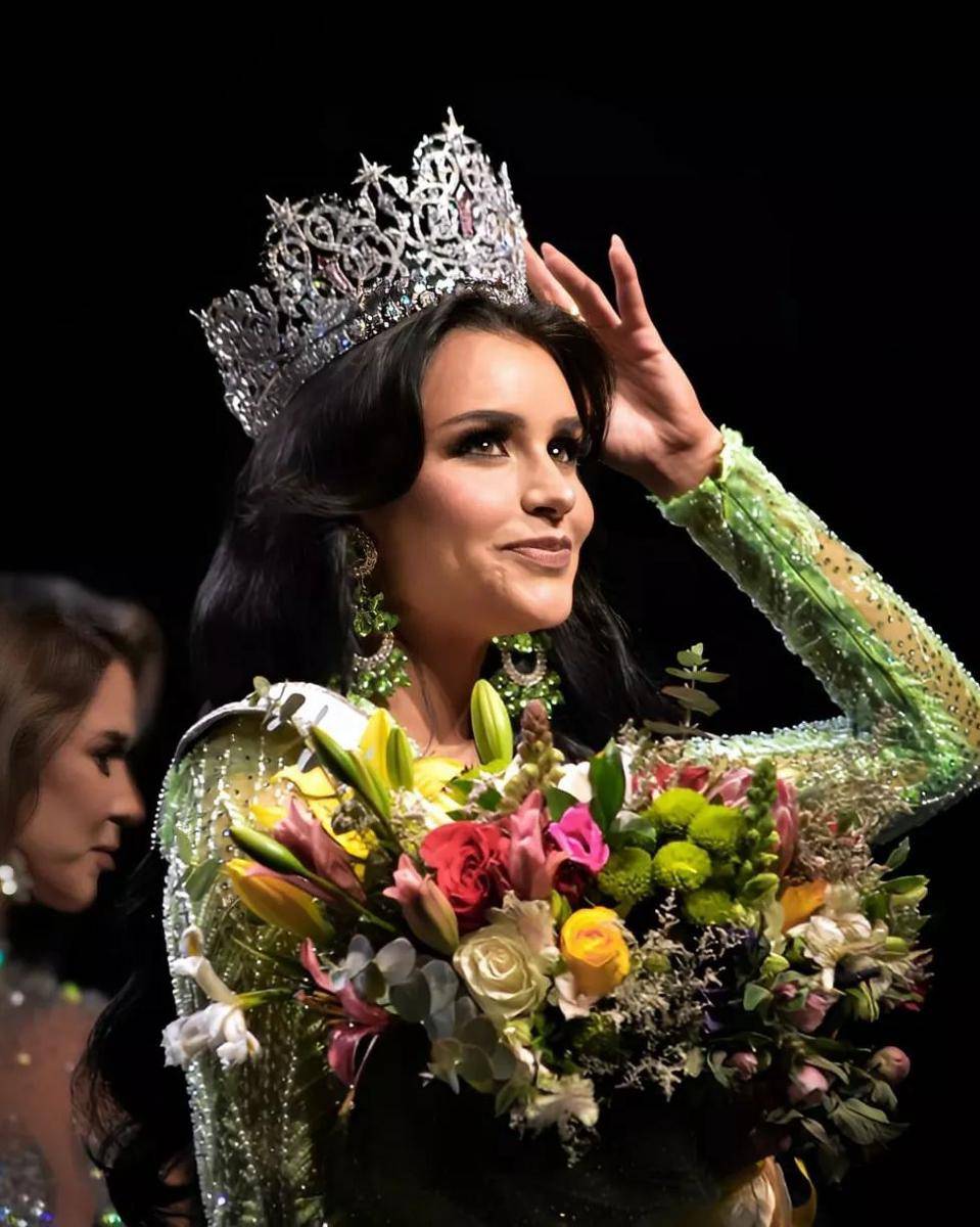 Potret Penobatan Emilia Dides Sebagai Miss Universe Chili 2024 (instagram.com/ar_fotografia27)
