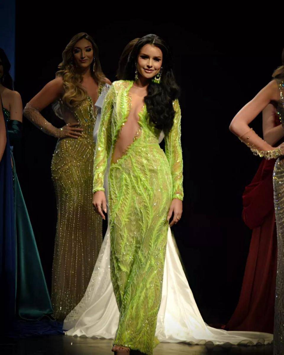 Potret Emilia Dides di Sesi Gaun Malam Miss Universe Chili 2024 (instagram.com/ar_fotografia27)
