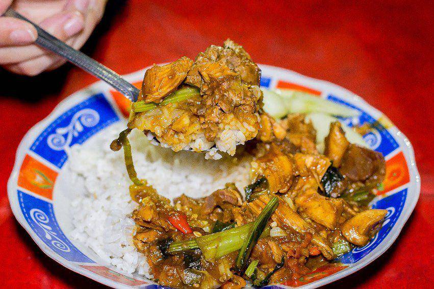Nasi krengsengan pak Timan yang melegenda di Mojokerto. Instagram/mbaakmin