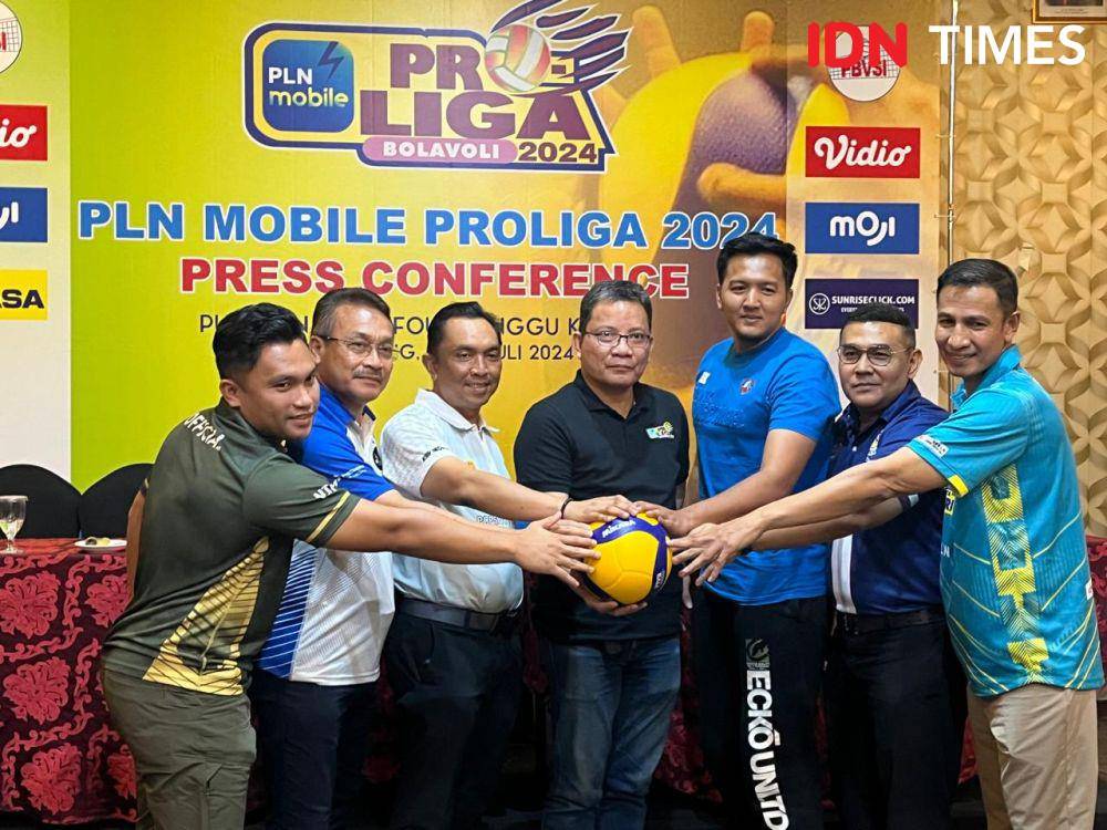 Wakil Direktur Proliga, Reginald Nelwan dan official tim memberikan keterangan resmi terkait laga putaran final four PLN Mobile Proliga 2024 yang akan digelar di GOR Jatidiri Semarang, 11–14 Juli 2024. (IDN Times/Anggun Puspitoningrum)