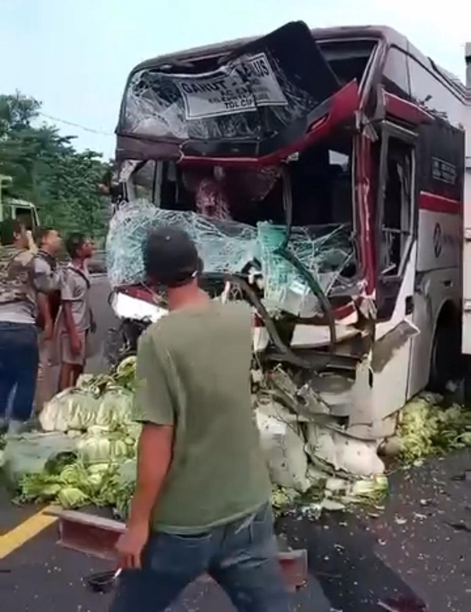Kecelakaan di Tol Cipularang Arah Jakarta Libatkan Bus dan Truk Sayur