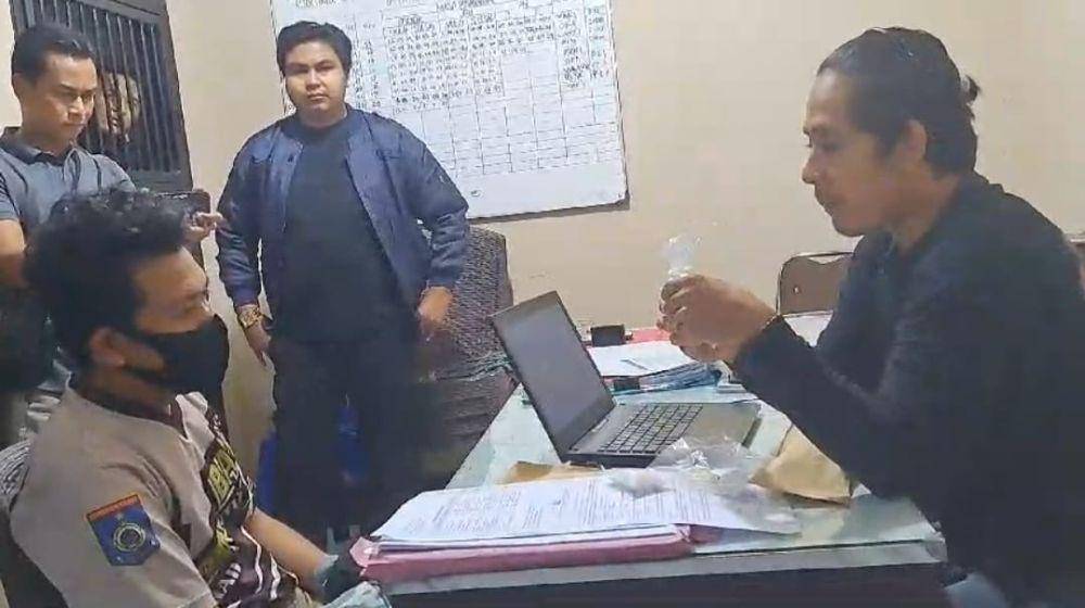 Terduga pelaku saat menjalani pemeriksaan (IDN Times/Ruhaili)