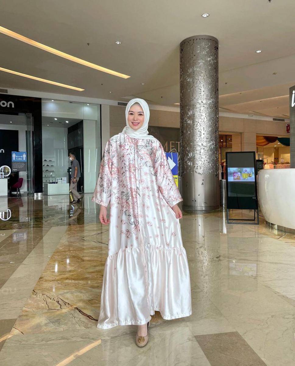 inspirasi outfit hijab yang classy (instagram.com/xolovelyayana)
