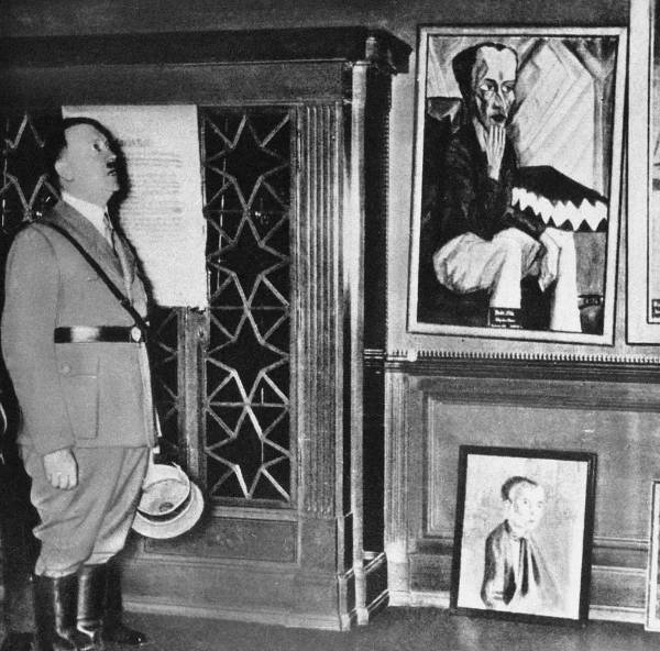 Adolf Hitler mengunjungi pameran seni pada tahun 1935 (www.gettyimages.com/Hulton Archive)