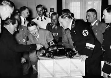 Adolf Hitler menginspeksi konsep mobil Volkswagen Beetle (commons.wikimedia.org/ Krause Papierwerke)