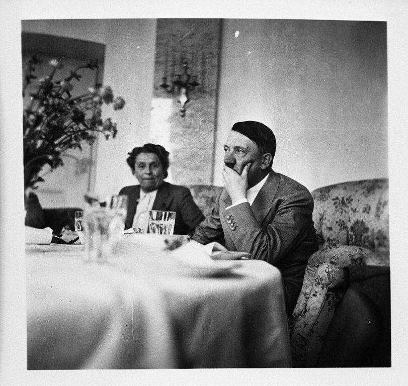 Adolf Hitler di meja makan (commons.wikimedia.org/National Archives and Records Service)