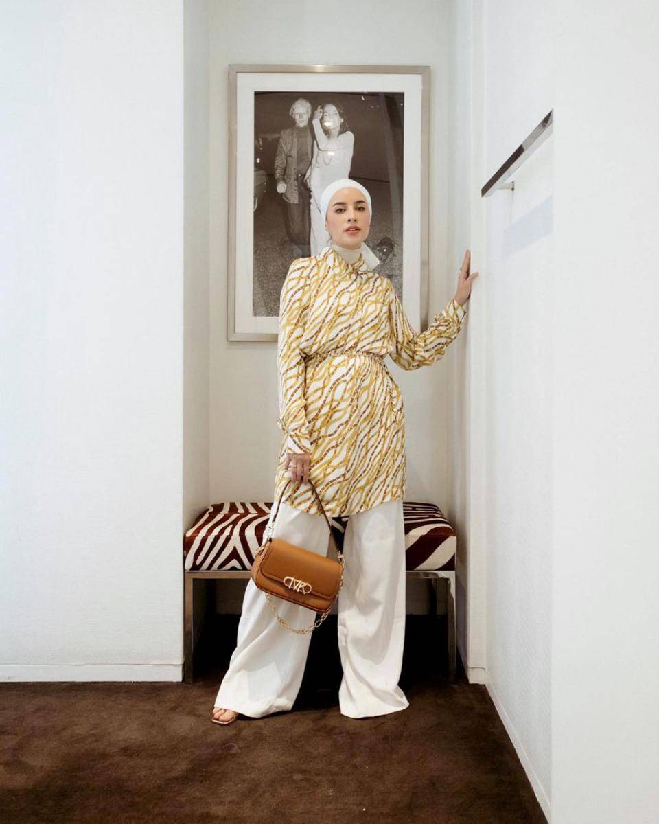 inspirasi outfit hijab yang classy (instagram.com/emyaghnia)