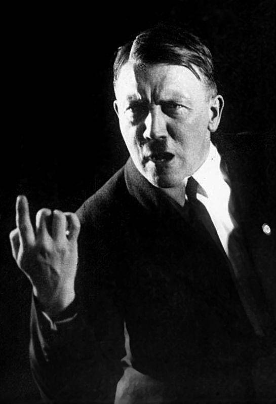 Adolf Hitler berpose (commons.wikimedia.org/Bundesarchiv)